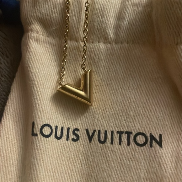 Louis Vuitton 100% Authentic Essential V Necklace with dust-bag & Box - Picture 6 of 8